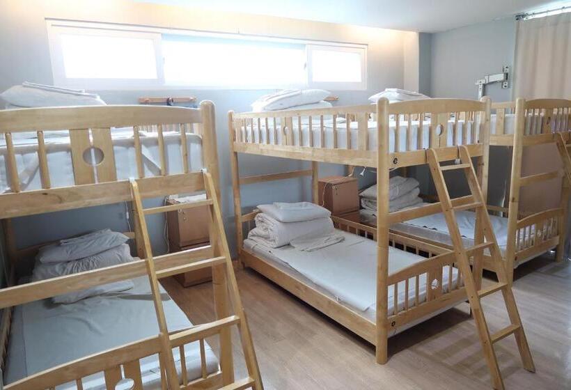 Кровать в Общей Комнате, Andong Poonggyung Hostel N Library