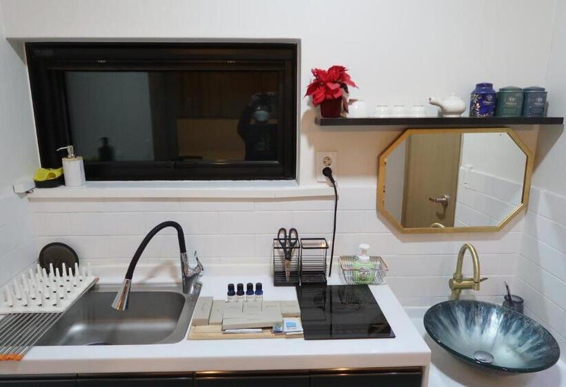 패밀리 스위트, Andong Poonggyung Hostel N Library