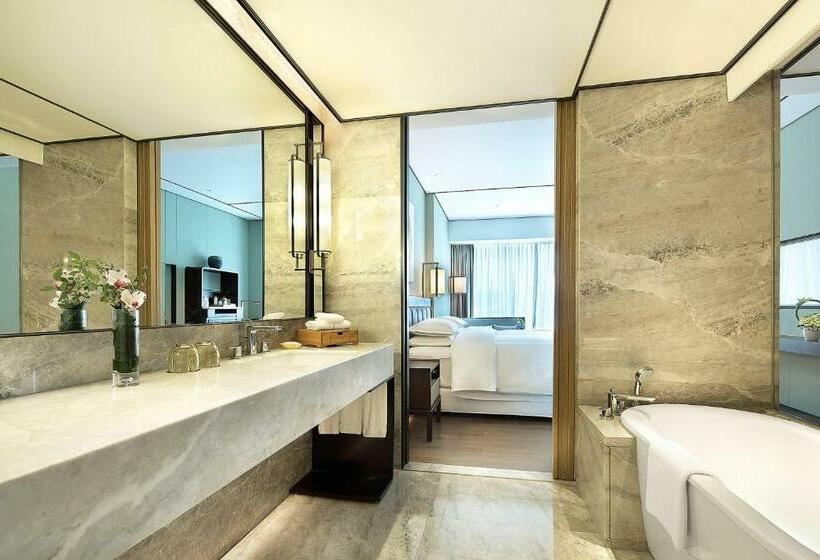 Номер Deluxe, Sheraton Grand Hangzhou Binjiang