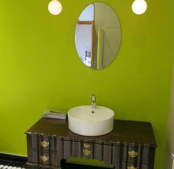 חדר משפחתי, Dias Guest House