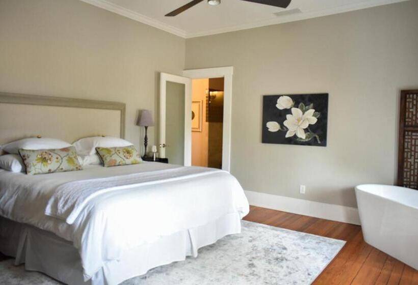 수피리어 스위트, Sparrow Grove Manor