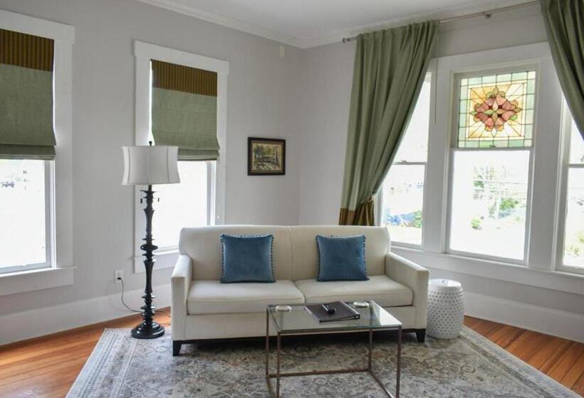 수피리어 스위트, Sparrow Grove Manor