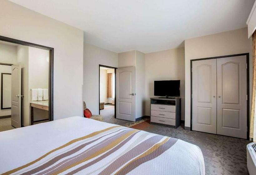 מיטת קינג בסוויטה, La Quinta By Wyndham Andrews