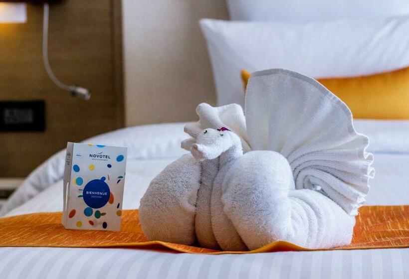 带大床的高级房间, Novotel Guwahati Gs Road
