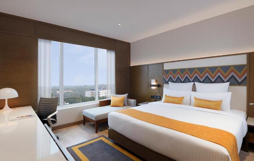 带大床的高级房间, Novotel Guwahati Gs Road