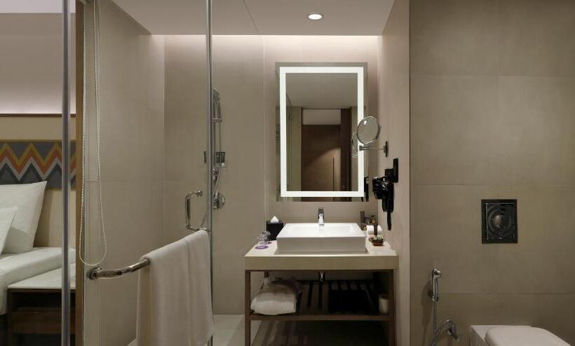带大床的行政房间, Novotel Guwahati Gs Road