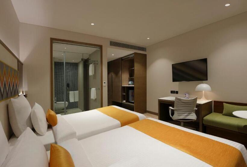 带大床的行政房间, Novotel Guwahati Gs Road
