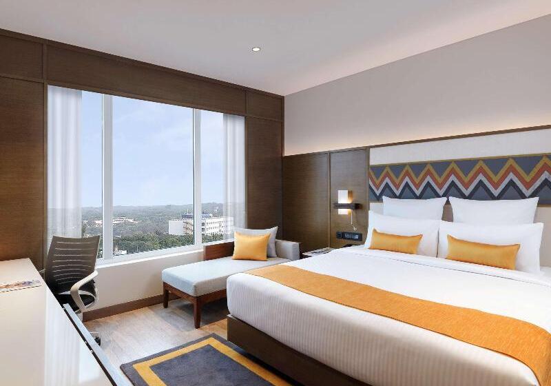 带大床的高级房间, Novotel Guwahati Gs Road