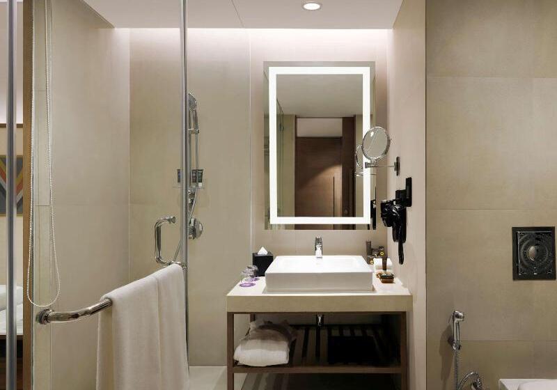 带大床的高级房间, Novotel Guwahati Gs Road