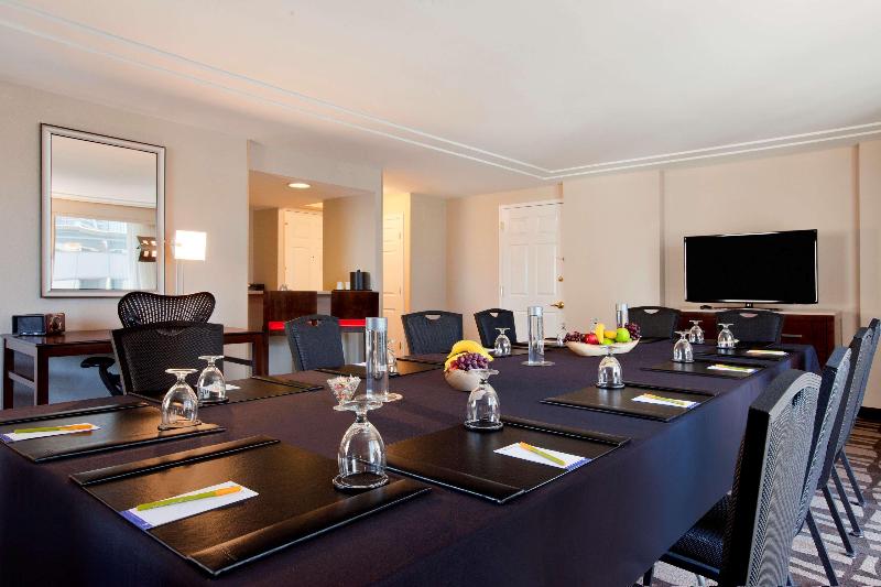 带大床的行政房间, Novotel Guwahati Gs Road