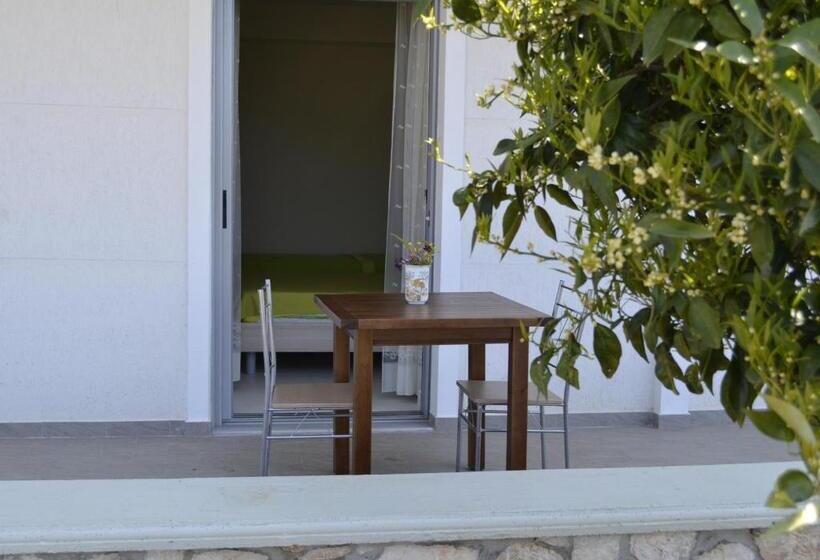 اتاق استاندارد سه تخته با چشم‌انداز باغ, Riviera Rooms