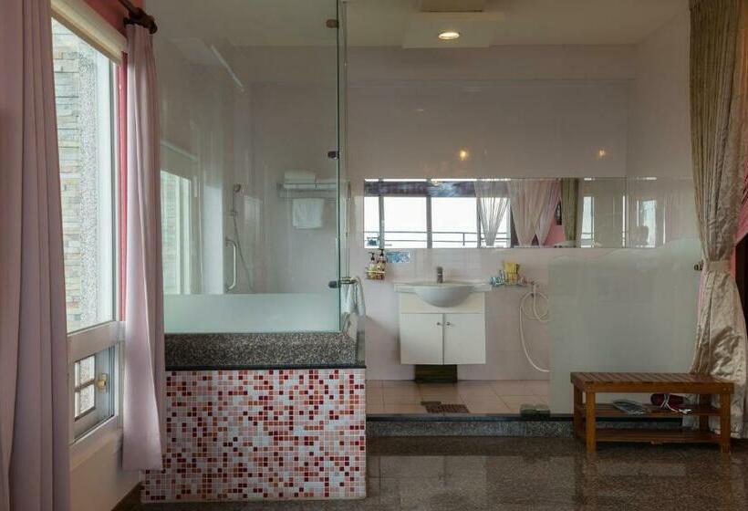 اتاق لوکس با بالکن و چشم‌انداز دریا, Spray House