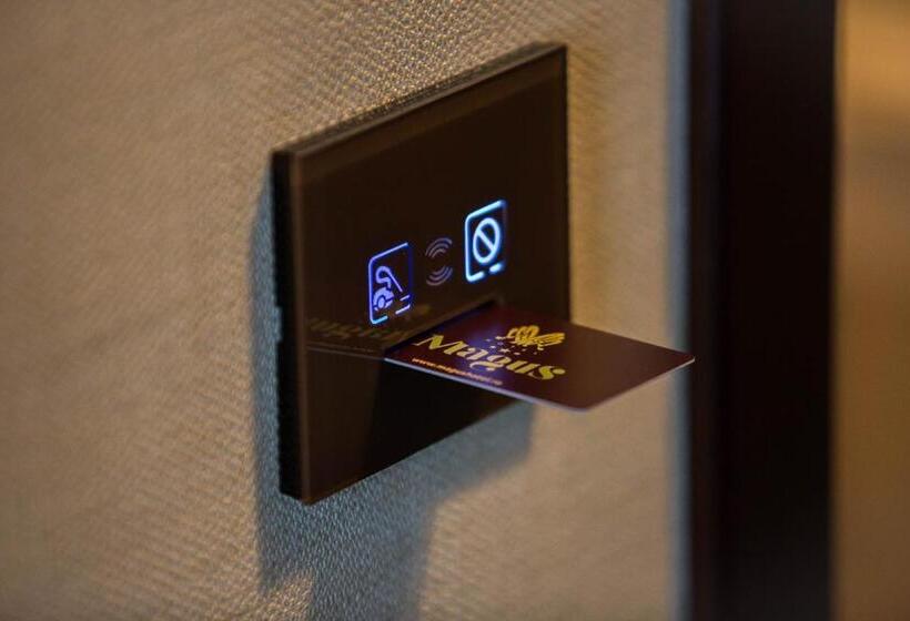 Junior Suite, Magus