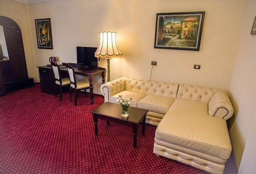 Junior Suite, Magus