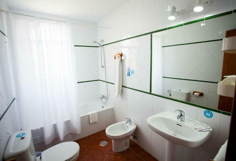 Номер Стандарт Трехместный, Hostal Los Pinos