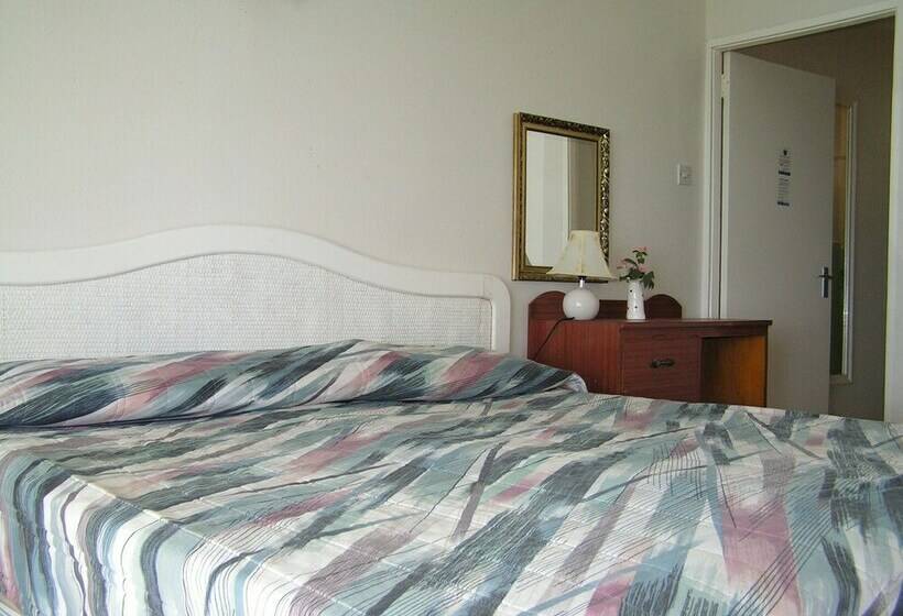 استودیوی استاندارد, Round Rock Apartments On Sea