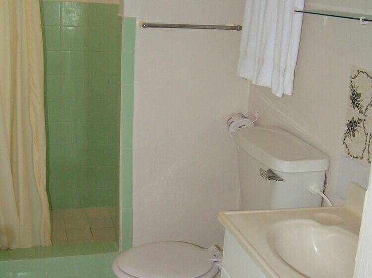 استودیوی استاندارد, Round Rock Apartments On Sea