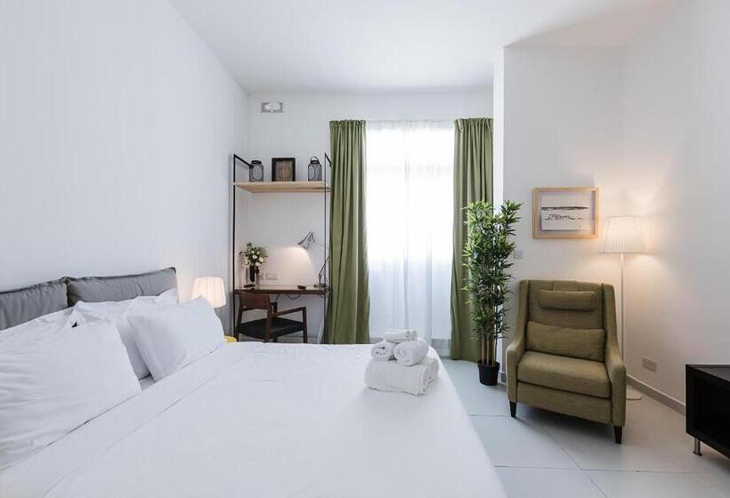 مجموعه ویستا شهر, Two Pillows Boutique Hostel