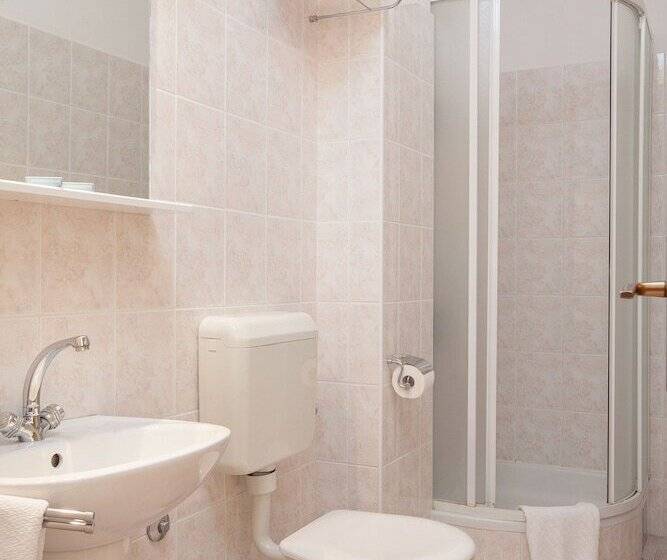 غرفة سوبيريور ثلاثية مطلّة علي البحر, Villa Vinka