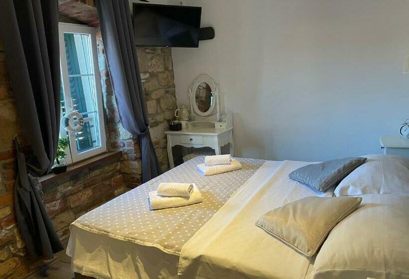 חדר סטנדרט, Xiv Century Rooms