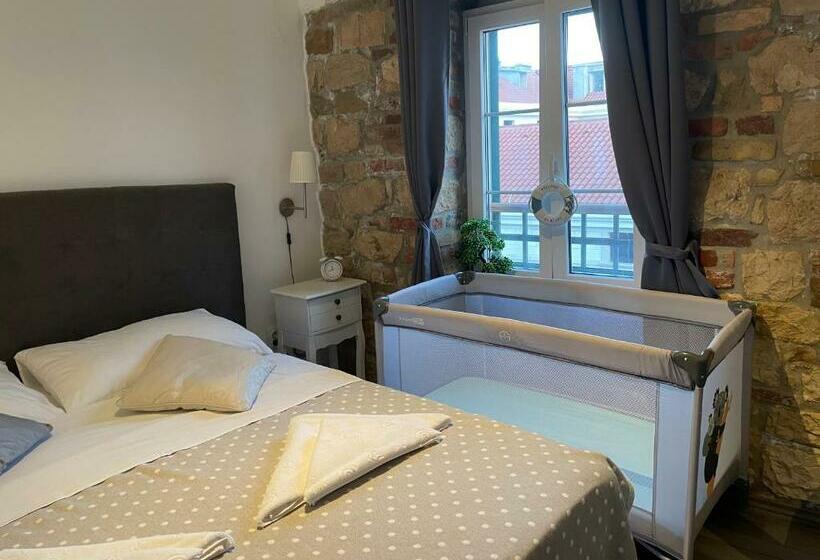 חדר סטנדרט, Xiv Century Rooms