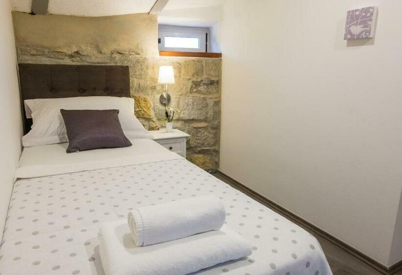 חדר סטנדרט לשלושה, Xiv Century Rooms