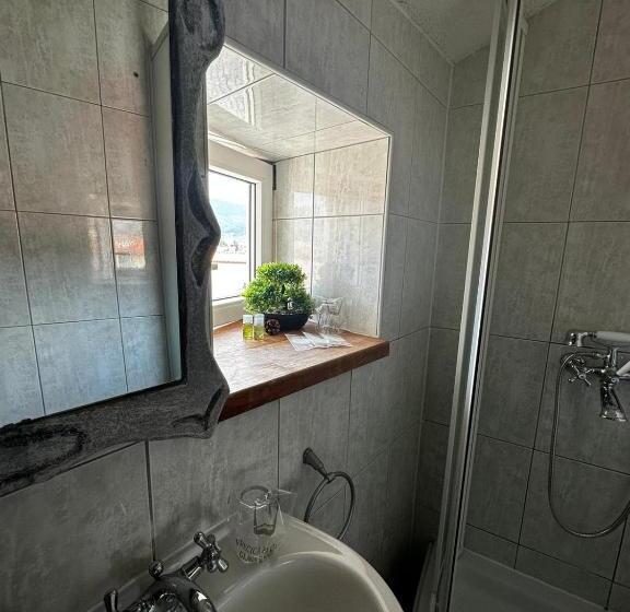 חדר סטנדרט לשלושה, Xiv Century Rooms