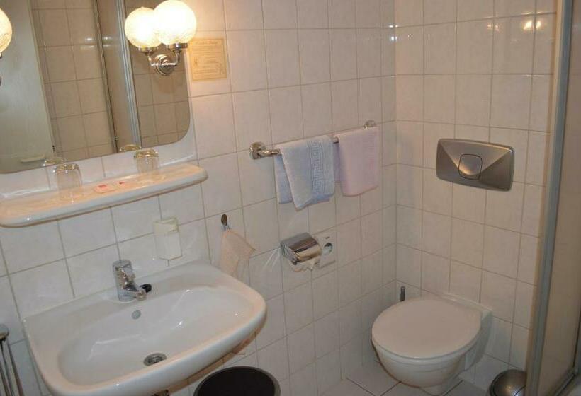 Quarto Estandar Individual, Zur Eiche