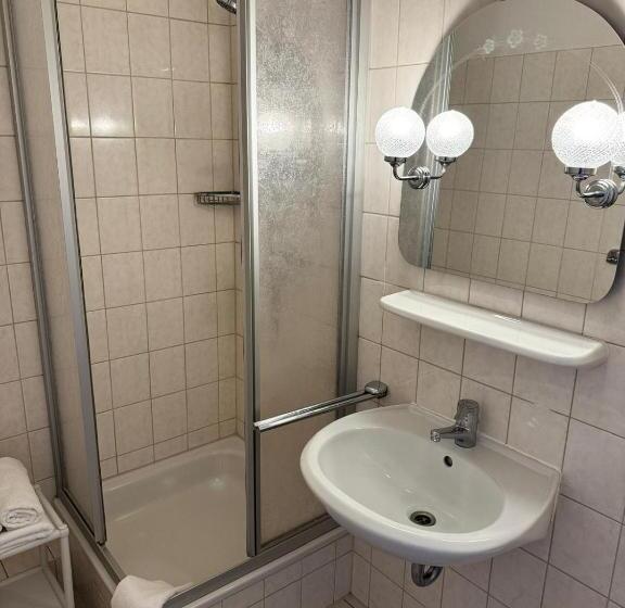 Quarto Estandar Individual, Zur Eiche