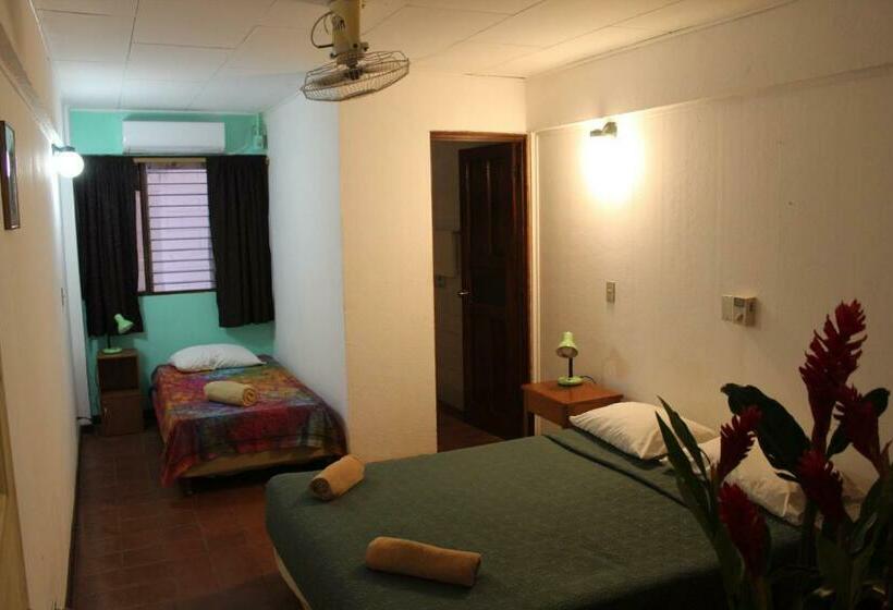 غرفة قياسية ثلاثية, Hostel Tajalín