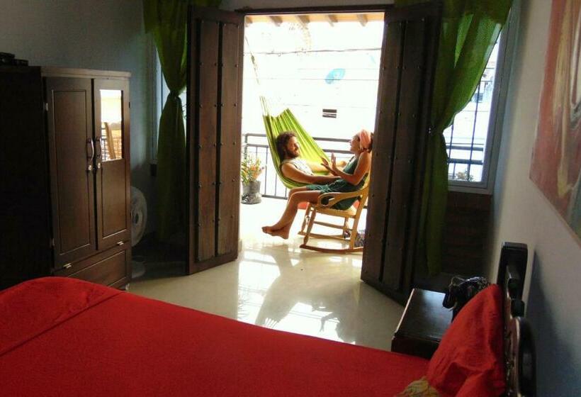 اتاق لوکس با بالکن, Hostal Santa Maria City