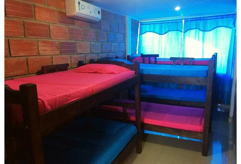 اتاق استاندارد چهار تخته, Hostal Santa Maria City
