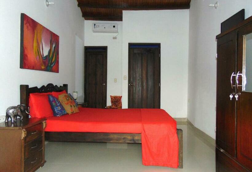اتاق لوکس با بالکن, Hostal Santa Maria City