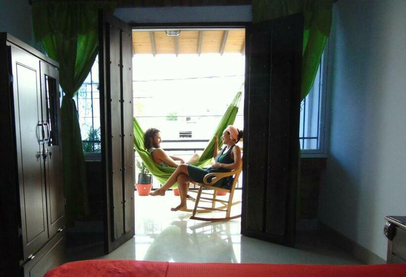 اتاق لوکس با بالکن, Hostal Santa Maria City