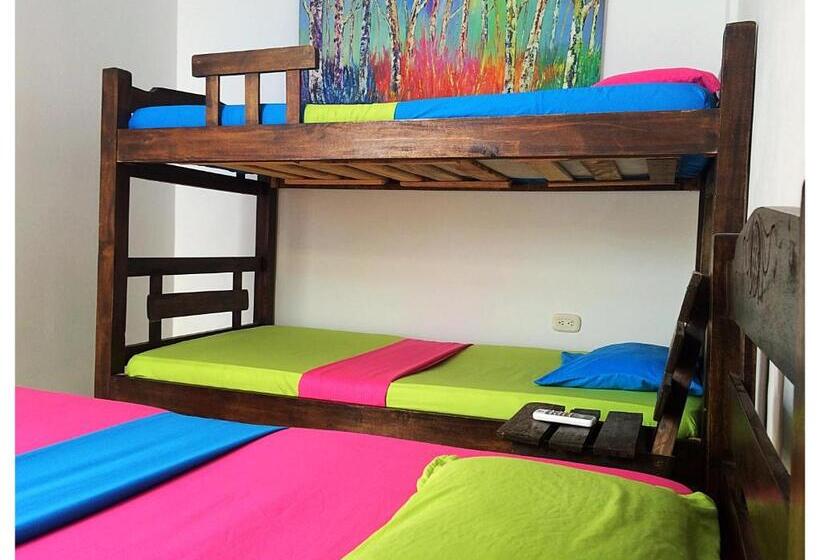 اتاق کلاسیک سه تخته, Hostal Santa Maria City