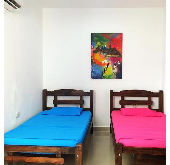 اتاق کلاسیک سه تخته, Hostal Santa Maria City
