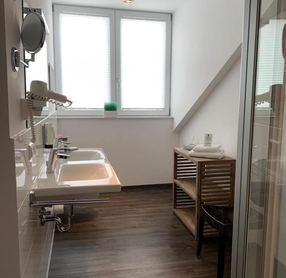 Junior Süit, Best Business Buhl  Boardinghouse