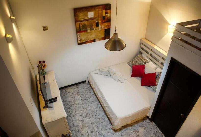 اتاق لوکس سه تخته, Aroha Villana Hostel