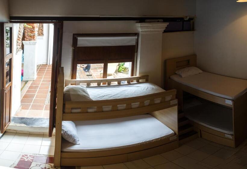 تختخواب در اتاق مشترک, Aroha Villana Hostel