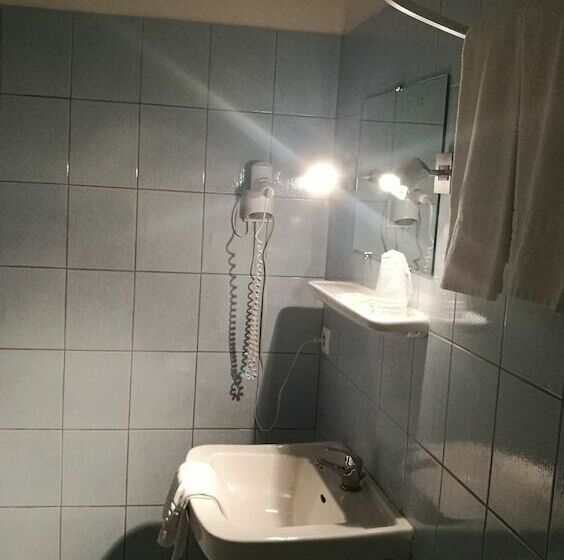 Семейный Номер, Hôtel Emilie