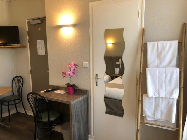 Номер Стандарт Трехместный, Hôtel Café Les Fleurs