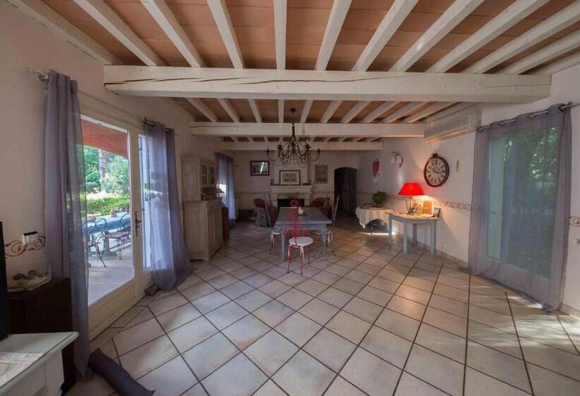 Трехместный Номер Стандарт Вид на Сад, La Bastide Des Pins