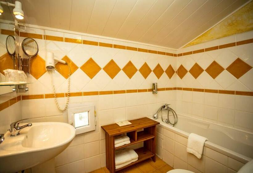 اتاق خانوادگی, Logis Hotel L  Auberge D Uzes