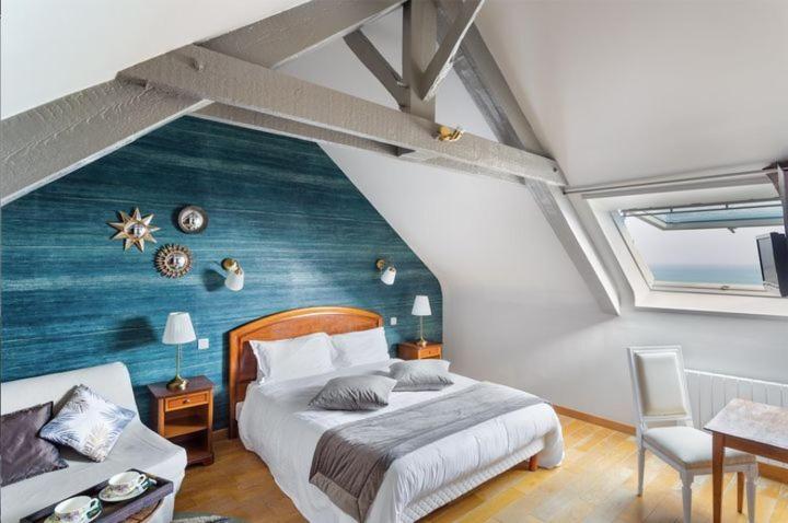 اتاق سه نفره سوپریور با چشم‌انداز دریا, La Metairie Du Vauhariot   Chambre Ou Lodge   Piscine Chauffée   Vue Mer Et Mont Saint Michel   Gr34