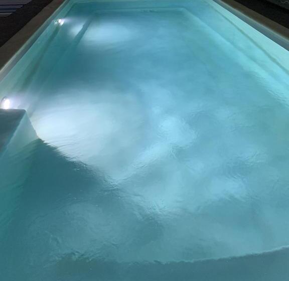 اتاق سه نفره سوپریور با چشم‌انداز دریا, La Metairie Du Vauhariot   Chambre Ou Lodge   Piscine Chauffée   Vue Mer Et Mont Saint Michel   Gr34