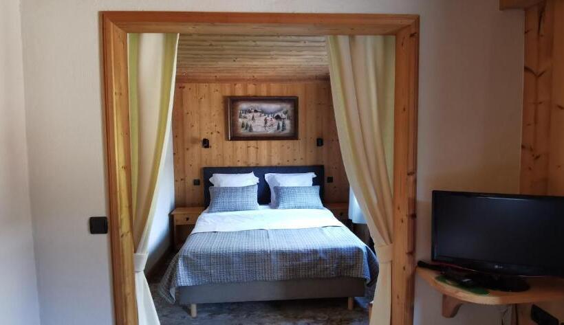 Полулюкс, Hôtel Chalet Les Ecureuils Restaurant, Sauna & Spa Garage