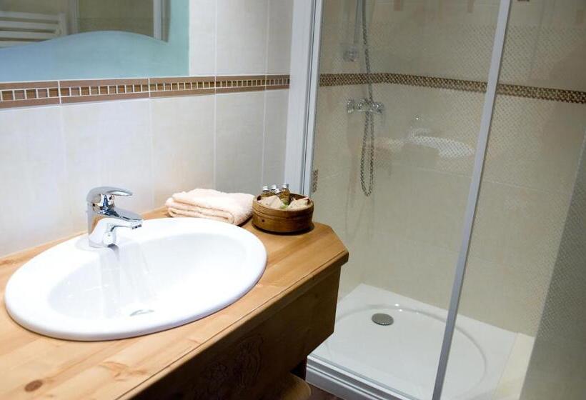 Полулюкс, Hôtel Chalet Les Ecureuils Restaurant, Sauna & Spa Garage