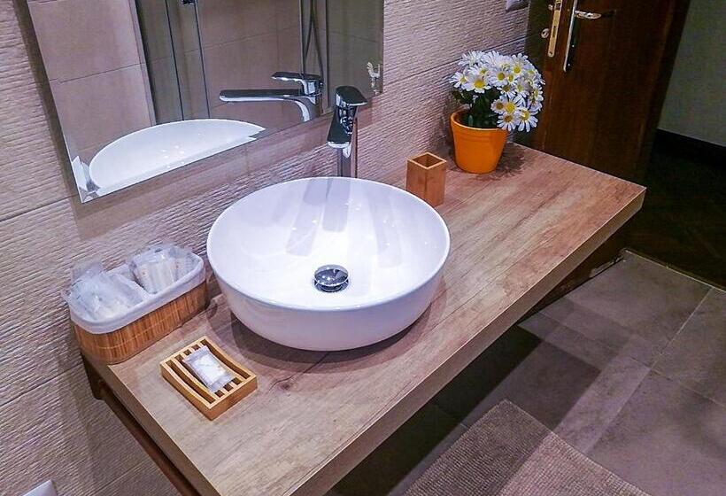 اتاق استاندارد چهارنفره با بالکن, Melo Accommodations
