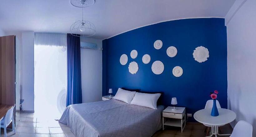 اتاق استاندارد سه تخته با بالکن, Melo Accommodations