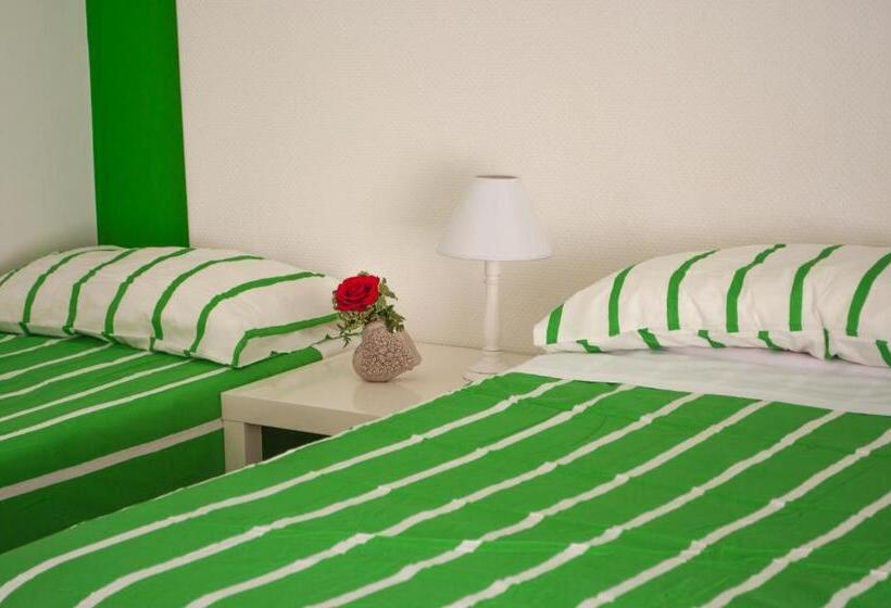 اتاق استاندارد سه تخته با بالکن, Melo Accommodations